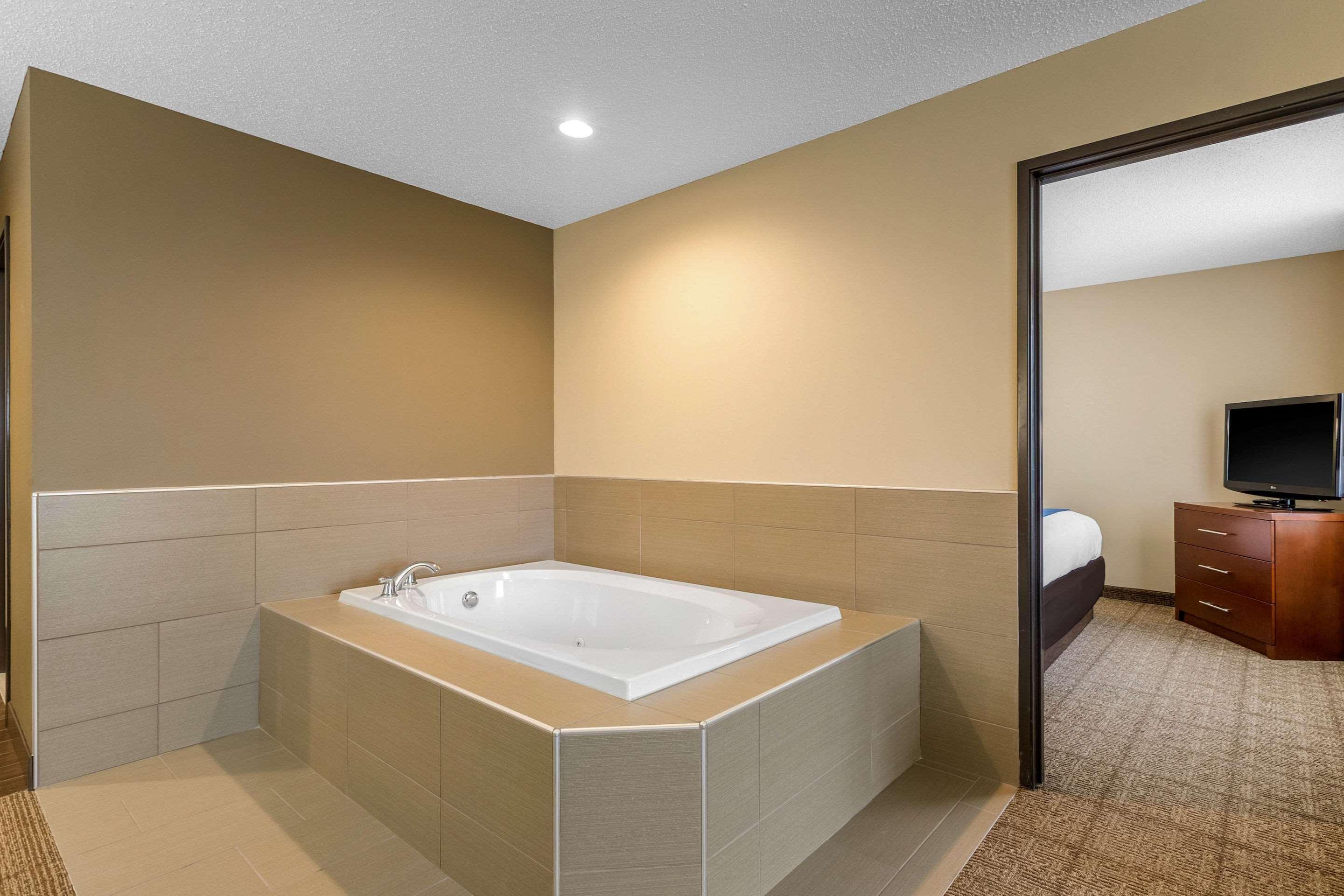 Comfort Suites Cedar Falls Exterior foto