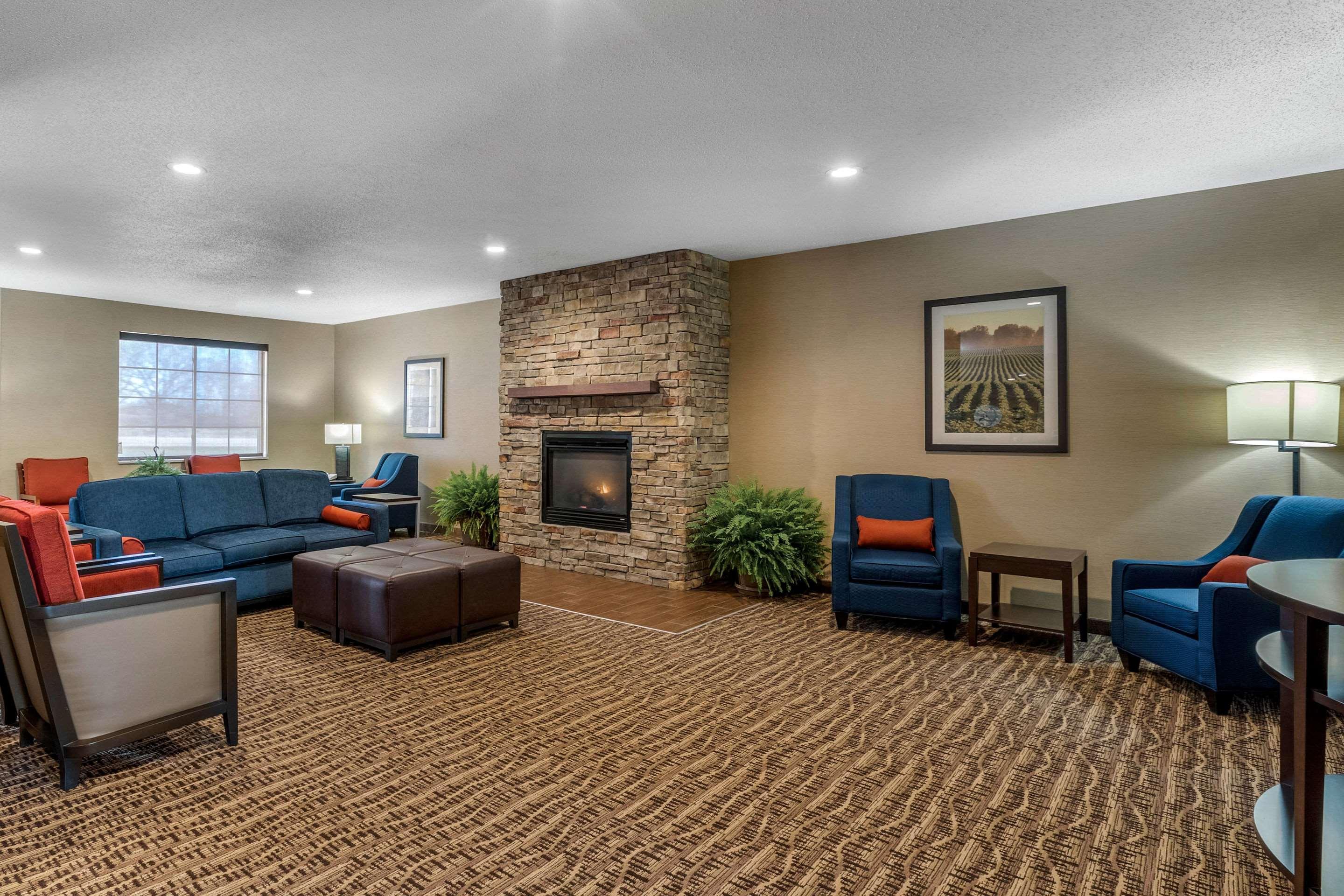 Comfort Suites Cedar Falls Exterior foto